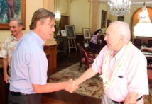 Communiqué: Gaston Flosse reçoit le Directeur Général d’Air France – KLM Amérique du Nord