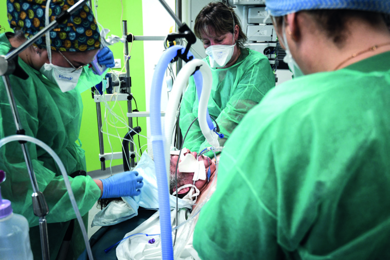 Le monde face à un "tsunami" de contaminations, systèmes de santé sous tension Le monde face à un "tsunami" de contaminations, systèmes de santé sous tension