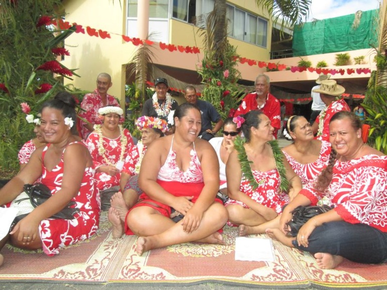 Groupe de Tārava composée de mamans dont la plupart ont été élèves ici même.