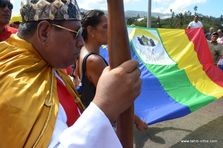 Le roi des Pakumotu et ses deux filles en garde à vue Le roi des Pakumotu et ses deux filles en garde à vue