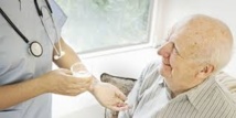 Former les soignants: la recommandation d'un rapport sur les médicaments en maison de retraite Former les soignants: la recommandation d'un rapport sur les médicaments en maison de retraite