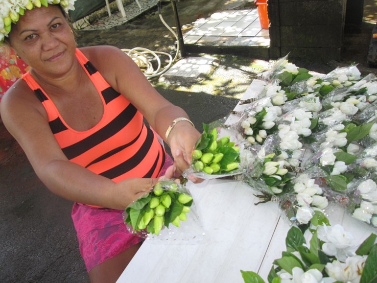 Activité familiale à To’ahotu : Taiana et ses Taina Activité familiale à To’ahotu : Taiana et ses Taina