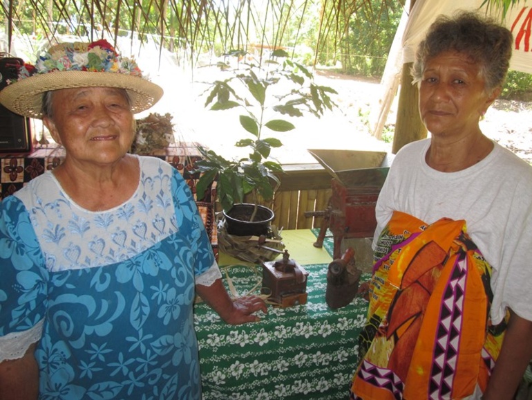 Māmā Tehau à gauche de la photo, garde encore le souvenir vivace de sa jeunesse. Māmā Tehau à gauche de la photo, garde encore le souvenir vivace de sa jeunesse.
