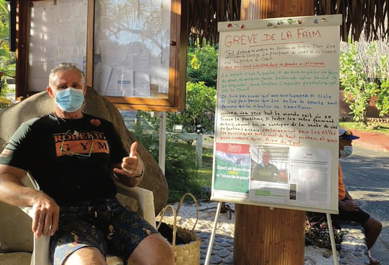 Roberto en août 2021 lors de sa grève de la faim pour protester contre la fermeture des salles de sport. Roberto en août 2021 lors de sa grève de la faim pour protester contre la fermeture des salles de sport.