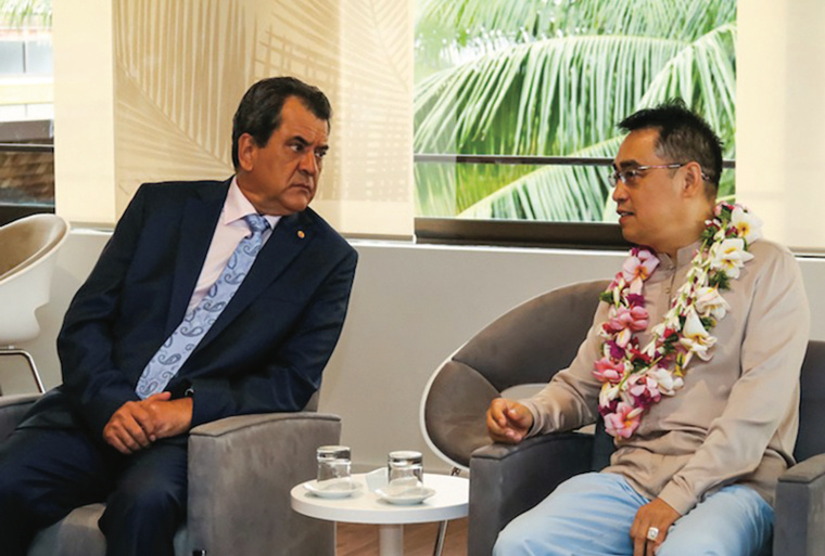 Wang Jian, lors d'un de ses séjours en Polynésie, au côté d'Edouard Fritch. Wang Jian, lors d'un de ses séjours en Polynésie, au côté d'Edouard Fritch.