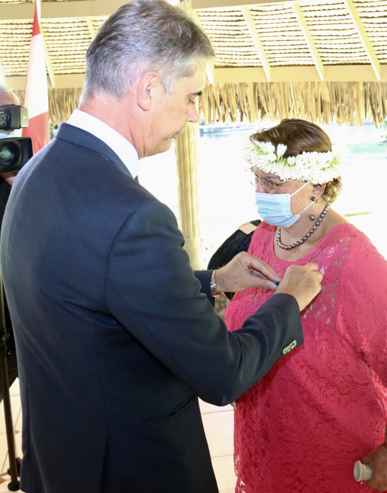 La médaille représentant le grade d'officier dans l'Ordre national du mérite La médaille représentant le grade d'officier dans l'Ordre national du mérite