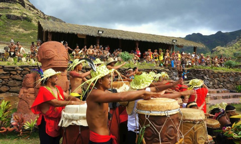 Ainsi, pendant près d'une semaine, l'île de Ua Huka a vibré aux sons des Pahu et des Haka préparés par les 6 délégations des îles Marquises. Crédit photo : Pascal Erhel