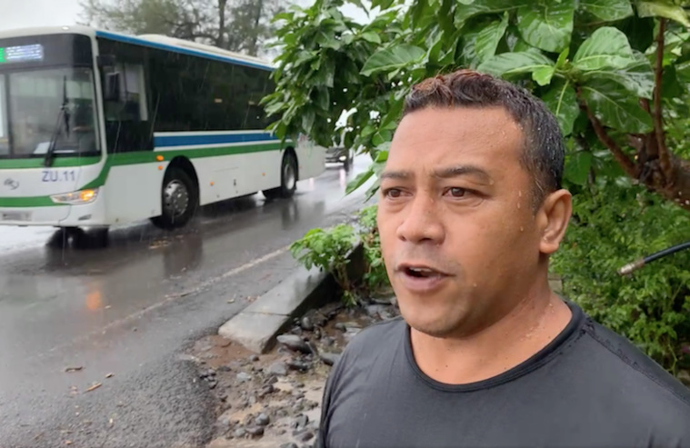 Caniveaux bouchés, terrains et routes inondés à Papenoo Caniveaux bouchés, terrains et routes inondés à Papenoo