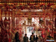 Débauche de décorations dans les centres commerciaux de Hong Kong pour attirer les Chinois