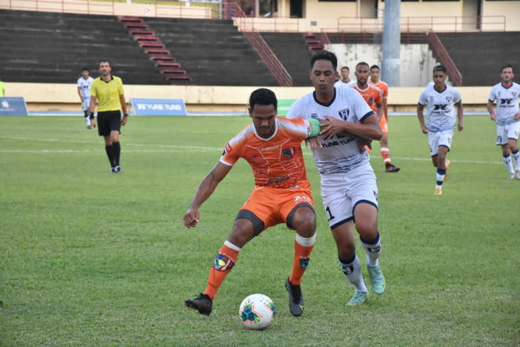 Le capitaine orange, Alvin Tehau, l'un des joueurs cadres de l'effectif de Pirae. Le capitaine orange, Alvin Tehau, l'un des joueurs cadres de l'effectif de Pirae.