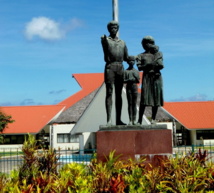 La statue ornant l’entrée du Parlement de Vanuatu, construit par la Chine au début des années 1990. La statue ornant l’entrée du Parlement de Vanuatu, construit par la Chine au début des années 1990.