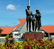 La statue ornant l’entrée du Parlement de Vanuatu, construit par la Chine au début des années 1990.