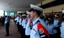 Un groupe de policiers « conseillers » australiens lors de leur arrivée en Papouasie-Nouvelle-Guinée début décembre 2012