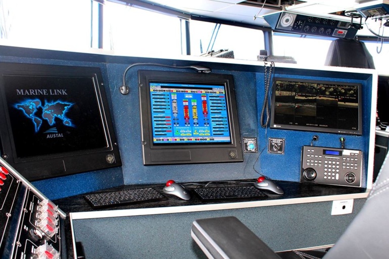 Une cabine de pilotage pourvue des dernières technologies en matière de navigation.