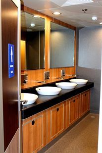 Des toilettes avec vasques, dignes des bateaux de transports entre l'Angleterre et Dunkerque.