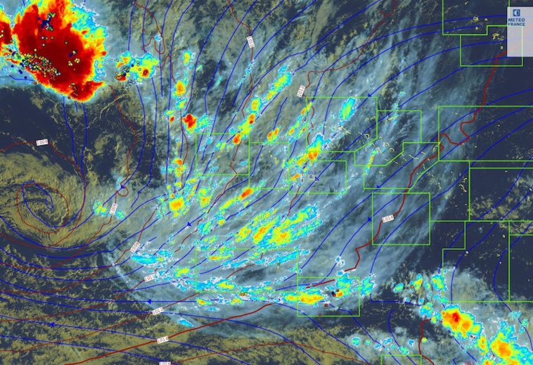 Le système dépressionnaire se dirige vers l'Ouest, il est malmené par les vents d'altitude qui l'empêchent de se développer (enroulement du vent des basses couches - flèches bleues sur l'image- et à l'Est une couverture nuageuse d'altitude – couleur jaune orange sur l'image-). Le système dépressionnaire se dirige vers l'Ouest, il est malmené par les vents d'altitude qui l'empêchent de se développer (enroulement du vent des basses couches - flèches bleues sur l'image- et à l'Est une couverture nuageuse d'altitude – couleur jaune orange sur l'image-).