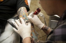 Les tatoueurs vont pouvoir utiliser la couleur Les tatoueurs vont pouvoir utiliser la couleur