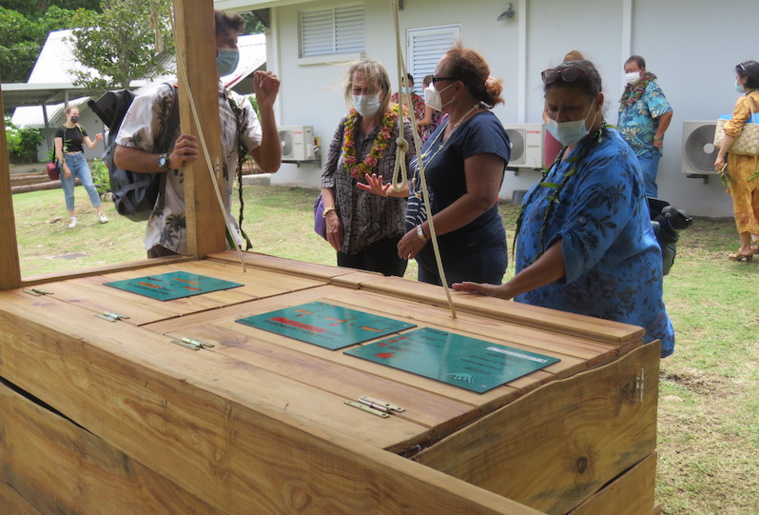 Jonathan Biarez de Ninamu Solution (partenaire de l'école ) a présenté le projet de compostage de l'école de Papetoai. Jonathan Biarez de Ninamu Solution (partenaire de l'école ) a présenté le projet de compostage de l'école de Papetoai.