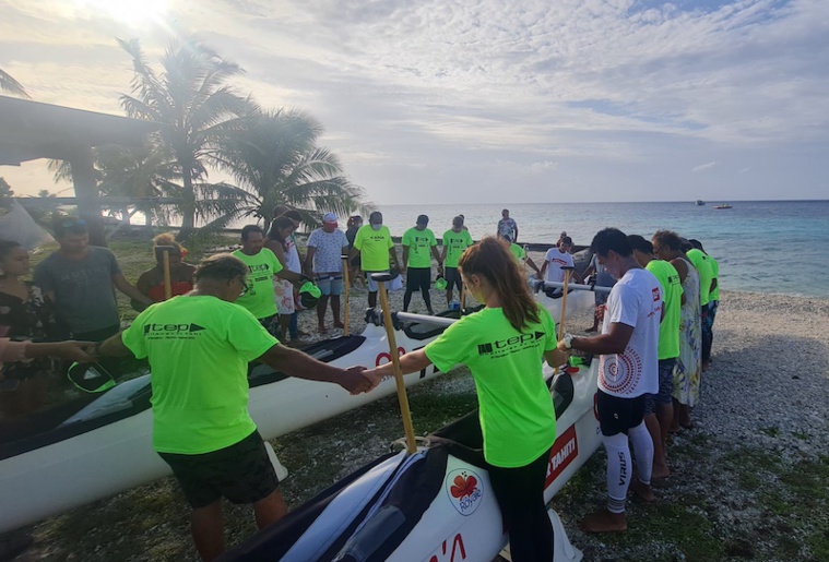 Va'a tau'ati : De Rangiroa à Mataiva à la force des bras Va'a tau'ati : De Rangiroa à Mataiva à la force des bras