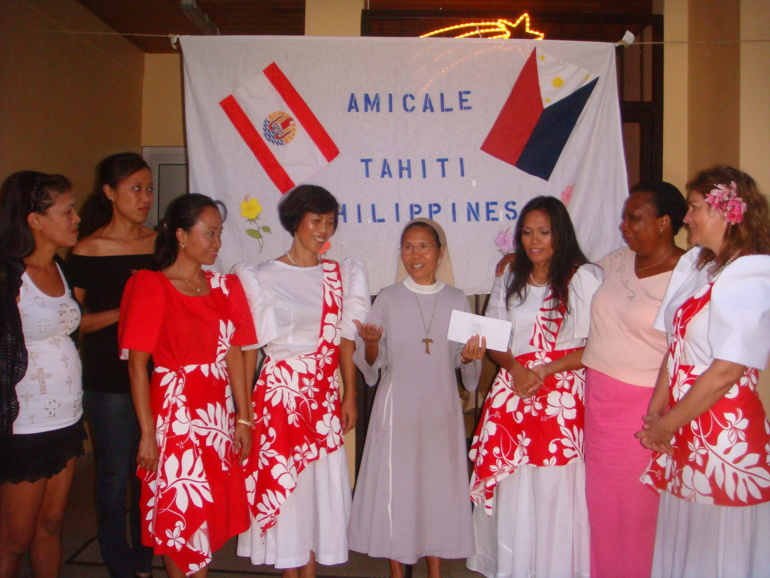 Kezerine Van der Maesen, présidente de l’amicale remet un chèque à sœur Mary-Philip, abbesse du monastère Sainte Claire. Kezerine Van der Maesen, présidente de l’amicale remet un chèque à sœur Mary-Philip, abbesse du monastère Sainte Claire.