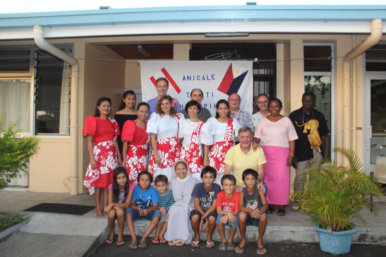 Les membres de l’amicale ont posé avec sœur Mary-Philip.