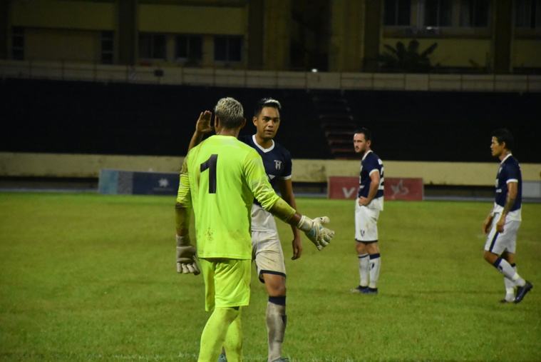 Roonui Tehau qui félicite son gardien, Teave Teamoutaitau, auteur d'une superbe prestation, ce samedi, face à Pirae.
