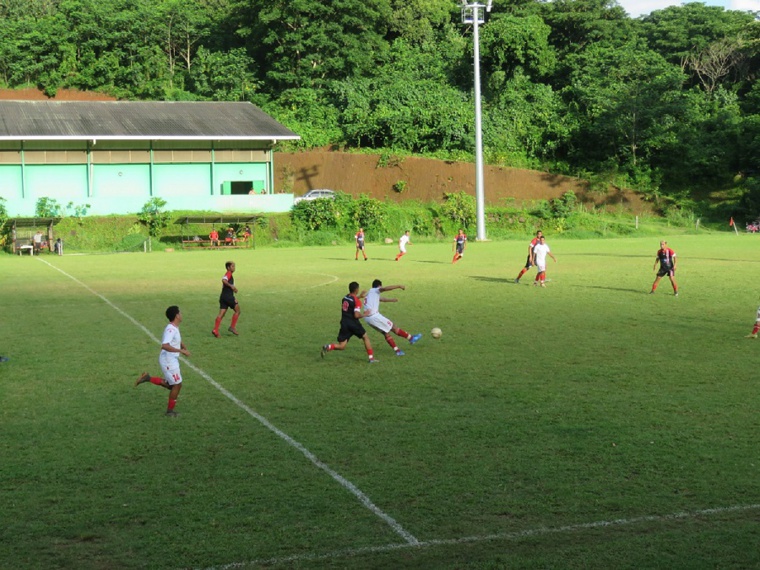 Le champion en titre, Tohiea (en blanc), a parfaitement négocié sa rencontre face à Temanava. Le champion en titre, Tohiea (en blanc), a parfaitement négocié sa rencontre face à Temanava.