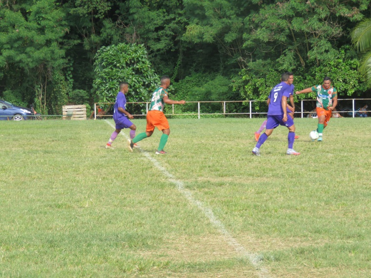 Le leader Tiare Hinano (en mauve) a concédé l'ouverture du score avant de réagir. Le leader Tiare Hinano (en mauve) a concédé l'ouverture du score avant de réagir.