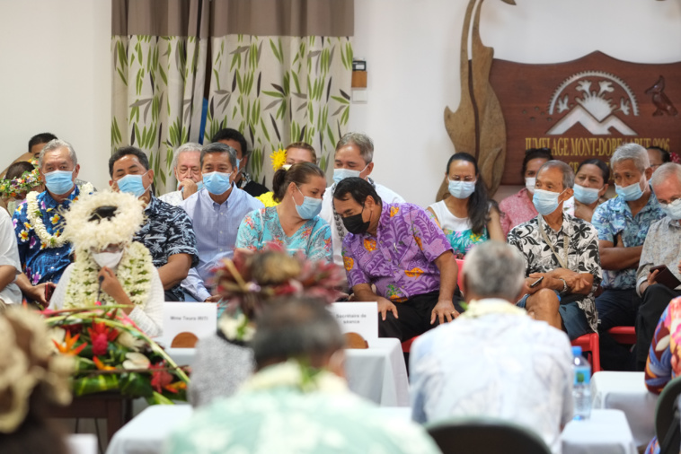 Des personnalités politiques de tout bord ont fait le déplacement, mardi, à la mairie de Arue pour assister à l'investiture de Teura Iriti. Des personnalités politiques de tout bord ont fait le déplacement, mardi, à la mairie de Arue pour assister à l'investiture de Teura Iriti.