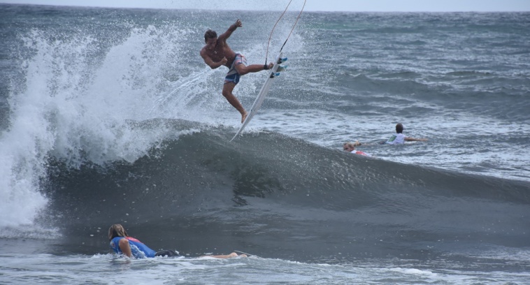 Kauli Vaast très aérien sur le spot de Papenoo, ce mercredi. Kauli Vaast très aérien sur le spot de Papenoo, ce mercredi.