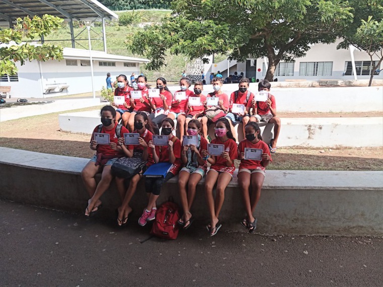 Remise des prix pour des élèves méritants de Bora Bora Remise des prix pour des élèves méritants de Bora Bora