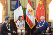 Le président de Polynésie française avec à gauche le directeur général de la compagnie chinoise CCECC, Hu Shezhong.