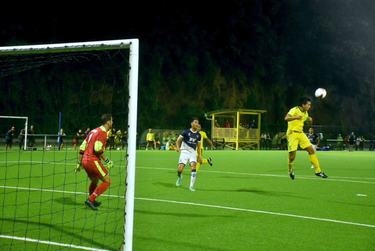 Le capitaine de Tefana Viritua Tiaiho qui intervient devant Roonui Tehau. Le capitaine de Tefana Viritua Tiaiho qui intervient devant Roonui Tehau.