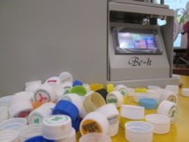 "Un kilo de sacs plastique donne un litre de carburant." selon Kiyoshi Nakajima, l'inventeur de la machine de traitement.