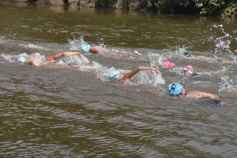 C'est dans une eau trouble que les nageuses se sont élancées dans la rivière Vai'iha.
