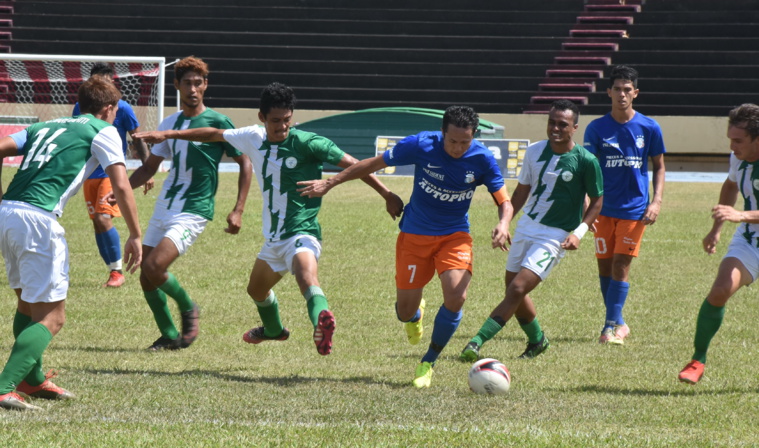Le capitaine de Dragon, Raimana Li Fung Kuee, insaisissable pour les défenseurs de Tiare Tahiti. Le capitaine de Dragon, Raimana Li Fung Kuee, insaisissable pour les défenseurs de Tiare Tahiti.