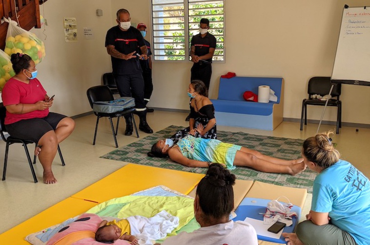 En collaboration avec les pompiers volontaires de Taiohae, la Maison de l’enfance de Nuku Hiva propose une formation aux premiers secours.
