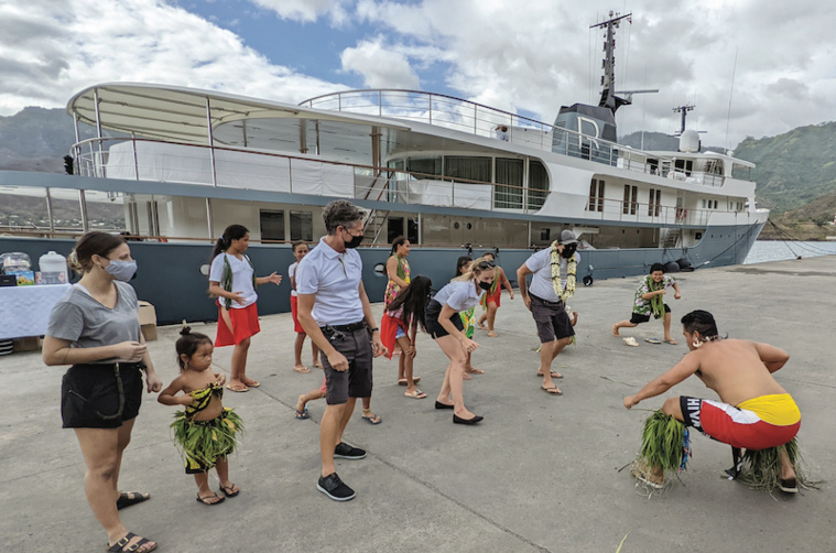 A défaut de pouvoir remercier les généreux donateurs qui souhaitent rester anonymes, les jeunes Marquisiens ont offert une initiation à la danse à l’équipage du Just B. A défaut de pouvoir remercier les généreux donateurs qui souhaitent rester anonymes, les jeunes Marquisiens ont offert une initiation à la danse à l’équipage du Just B.