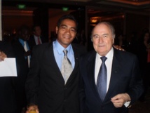 Norbet Hauata aux côtés de Joseph Blatter, le Président de la FIFA