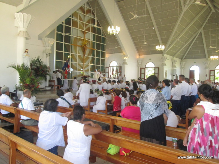 Les quelques 300 personnes (invités et autorités confondues) ont prié à l'unisson dans l'église du Sacré-Coeur d'Arue. Les quelques 300 personnes (invités et autorités confondues) ont prié à l'unisson dans l'église du Sacré-Coeur d'Arue.