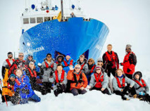 Navire bloqué dans l'Antarctique: arrivée des passagers en Australie