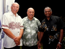 Ratu Inoke Kubuabola, ministre fidjien des affaires étrangères, encadré du nouveau Directeur Général de la CPS, Colin Tukuitonga et de son prédécesseur direct, Jimmie Rodgers, lors d’une réception en milieu de semaine à Suva (Source photo : minist