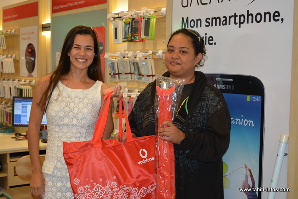 Nadia (g) remet le pack Plage à Henriette de Mahina ( d)
