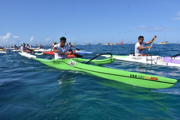 Kevin Kouider, sur son va'a vert, a été en tête de la course quasiment de bout en bout entre Taapuna et Papeete.