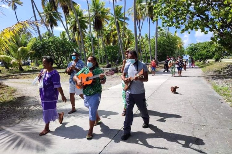 La délégation a visité neuf atolls des Tuamotu, où elle a été chaleureusement accueillie.
