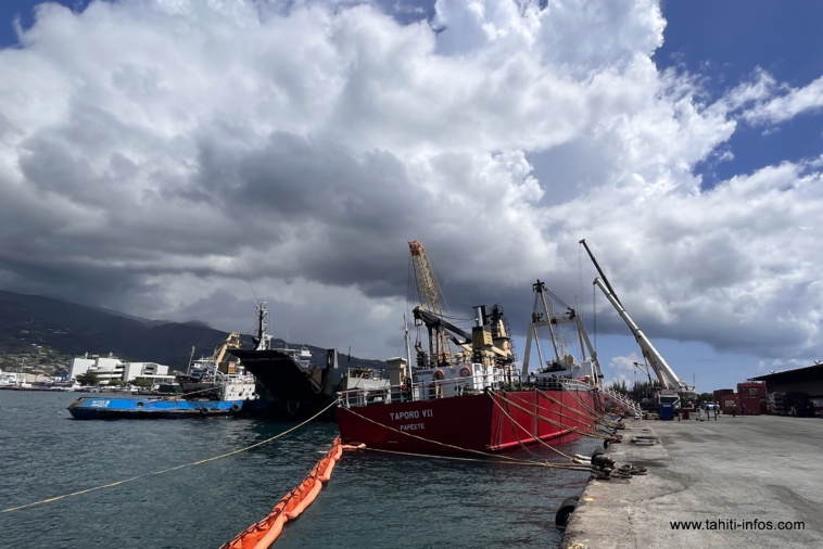Le pont du Taporo VII enfin déchargé Le pont du Taporo VII enfin déchargé