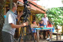 Manuarii Bonnefin ( en bleu) sur le tournage des îles d'en face Manuarii Bonnefin ( en bleu) sur le tournage des îles d'en face