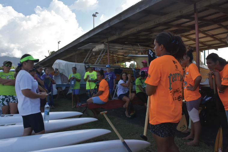 La coach, Vaimiti Maoni, qui briefe ses rameuses avant la séance d'entraînement.