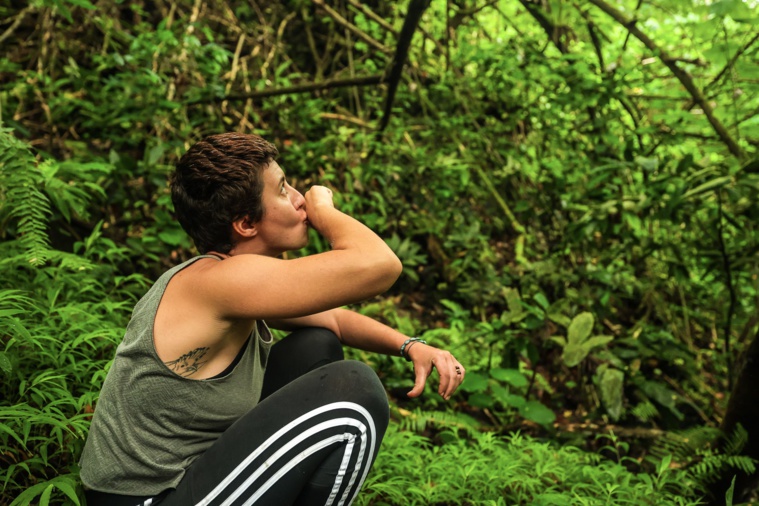 Chiara Ciardiello imitant le chant du monarque de Fatu Hiva qui ressemble à s'y méprendre au miaulement d'un chat à qui l’on marche sur la queue Chiara Ciardiello imitant le chant du monarque de Fatu Hiva qui ressemble à s'y méprendre au miaulement d'un chat à qui l’on marche sur la queue