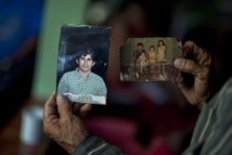 Le père José Salvador Alvarenga montre des photos de son fils Le père José Salvador Alvarenga montre des photos de son fils